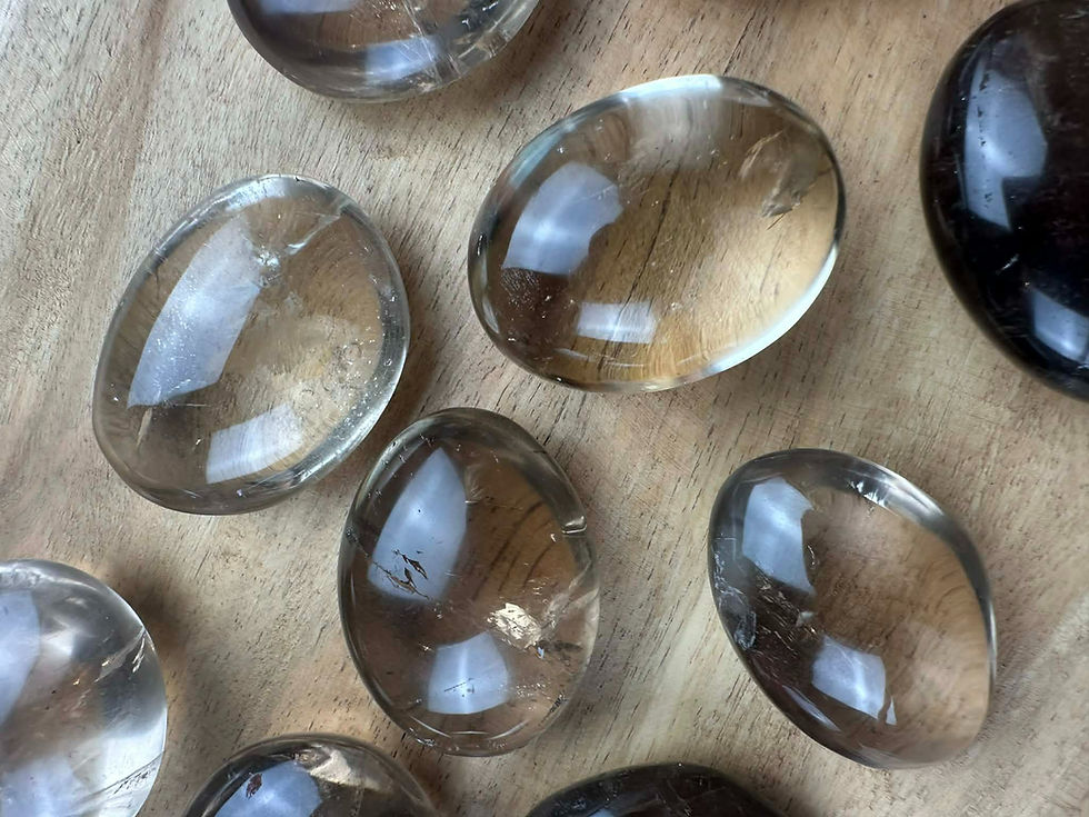 Miniature : Galets quartz fumé disposés sur plateau en bois en vue rapprochée