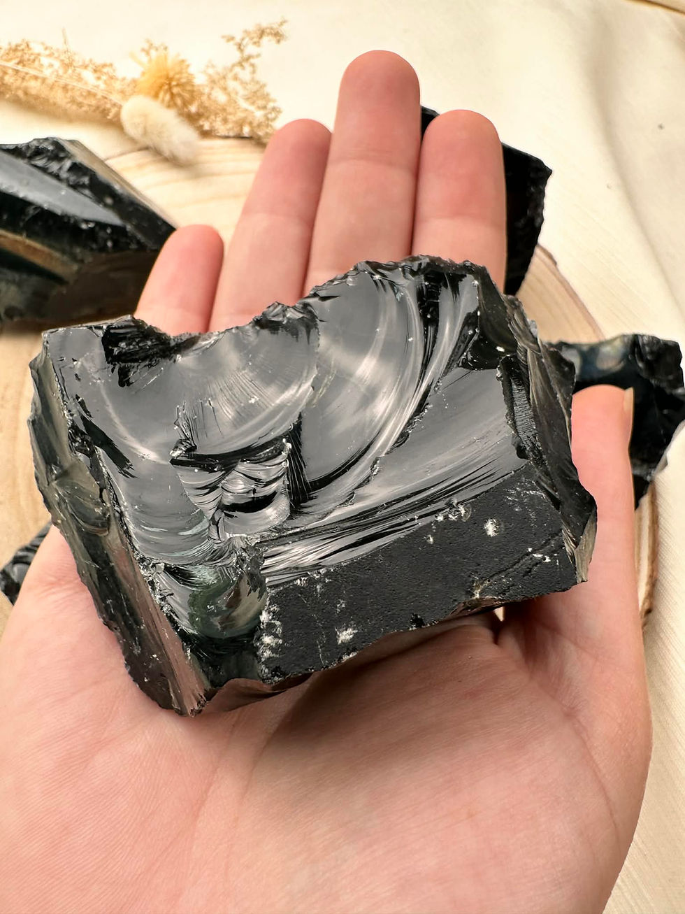 Miniature : Obsidienne brute tenue dans la main