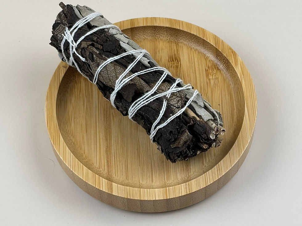 Fagot de sauge blanche et sauge noire armoise pour fumigation sur un bol en bois