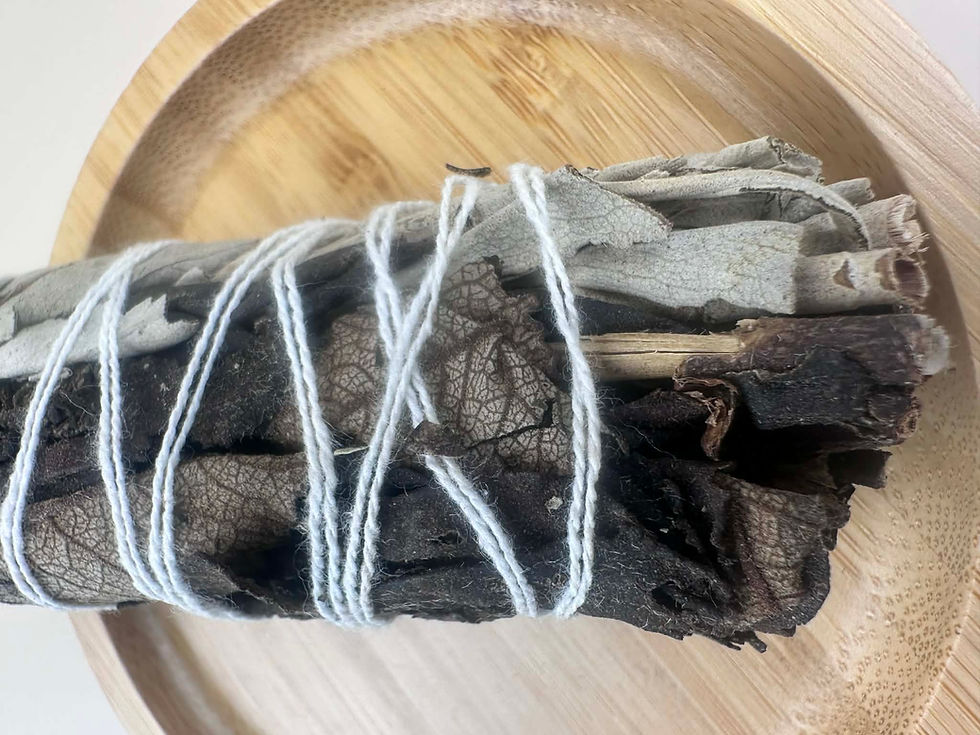 Miniature : Fagot de sauge blanche et sauge noire armoise pour fumigation sur un bol en bois en vue rapprochée