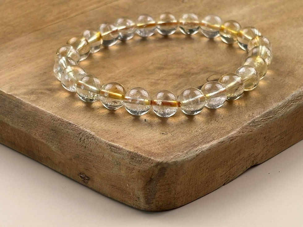 Bracelet en citrine en perles de 8 mm sur un plateau en bois