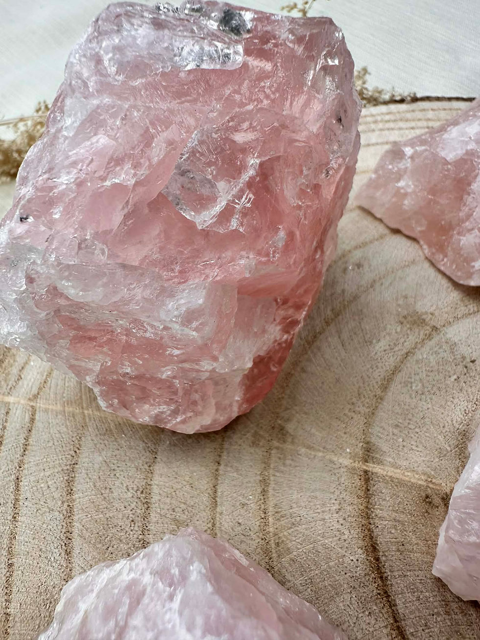Miniature : Quartz rose brut sur un plateau en bois en vue rapprochée