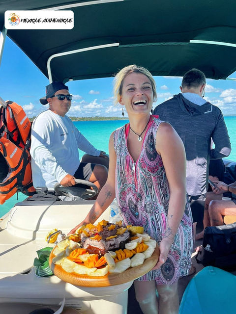 une fille priscilla nomade qui tient un plateau de fruits exotique sur un bateau a bacalar