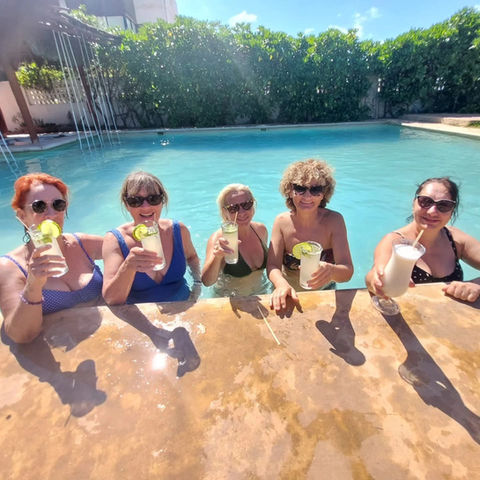 groupe de filles tenant un cocktail dans une piscine 