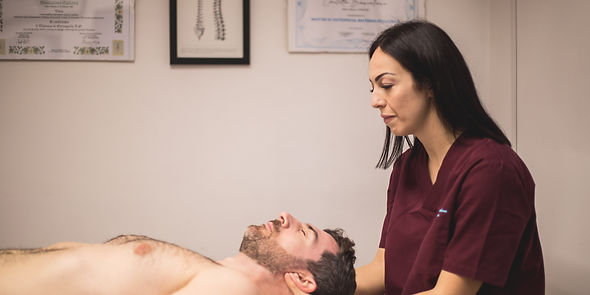 osteopata che tratta il paziente