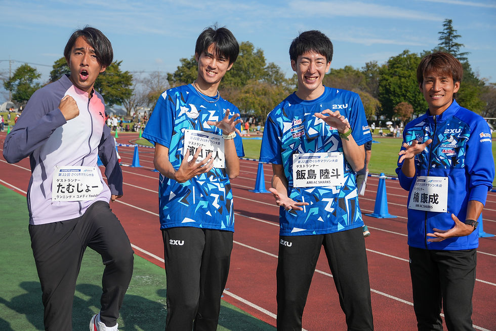 SHARKSの3選手とたむじょーの集合写真