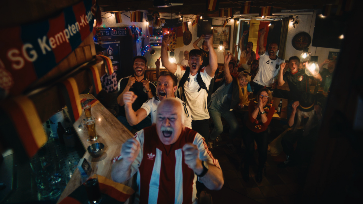 Werbekampagne zum Start der Fussball EM 2024 in Deutschland von deutsche Dienstrad.