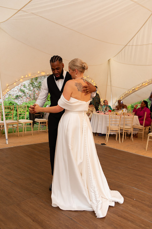 Iona and Darren share their first dance.