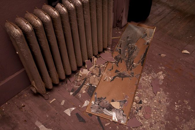 mirrors a photograph by Bryce Krynski