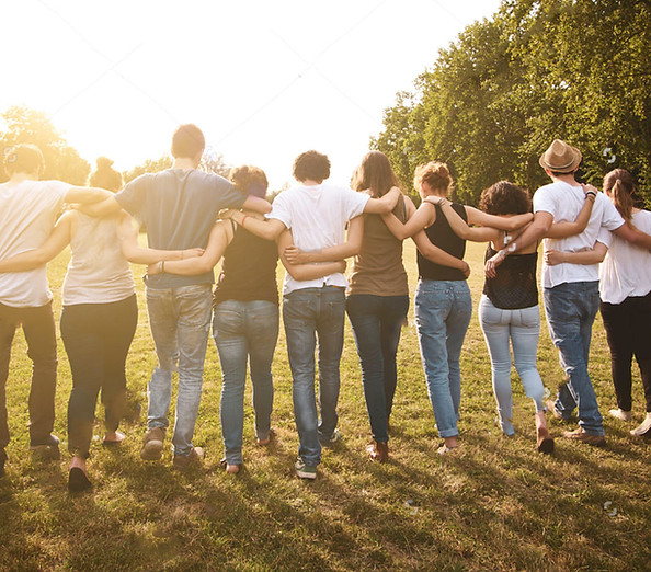 Foto de los miembros de la familia agarrados por el hombro