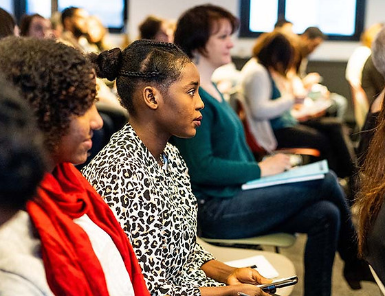 Portrait d'une apprenants exilée lors de sa remise de diplôme