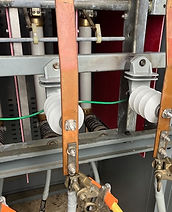 Inspección de subestación eléctrica antes de trabajos de mantenimiento