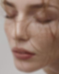 A nő befelé figyelése