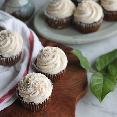 January's Munchie of the Month - Shoofly Cupcakes with Cinnamon Crumb Icing