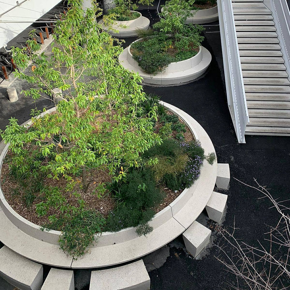 Betona āra mēbeles.