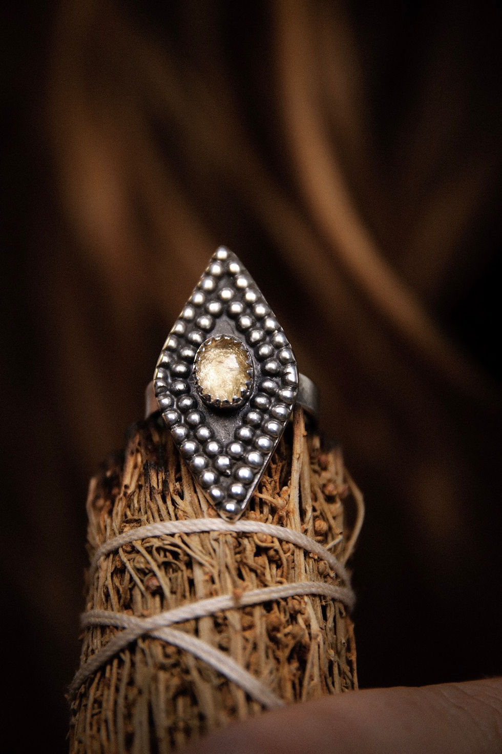 Miniaturbild: Size 6.5 • beaded shield ring with rosecut tourmaline