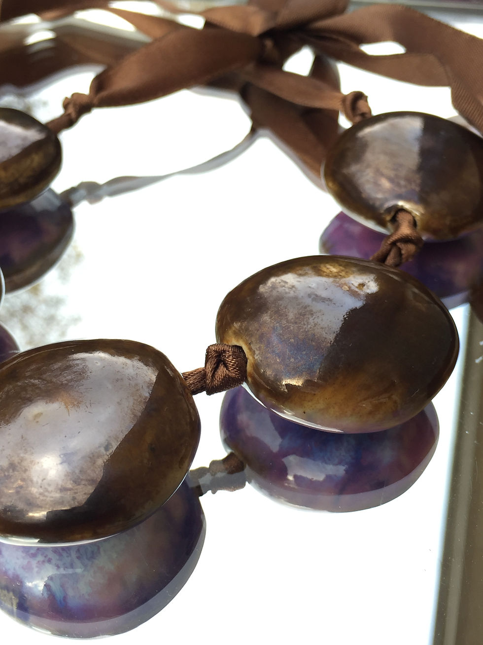 Miniatiūra: Karoliukai, melsvai violetiniai / rudi