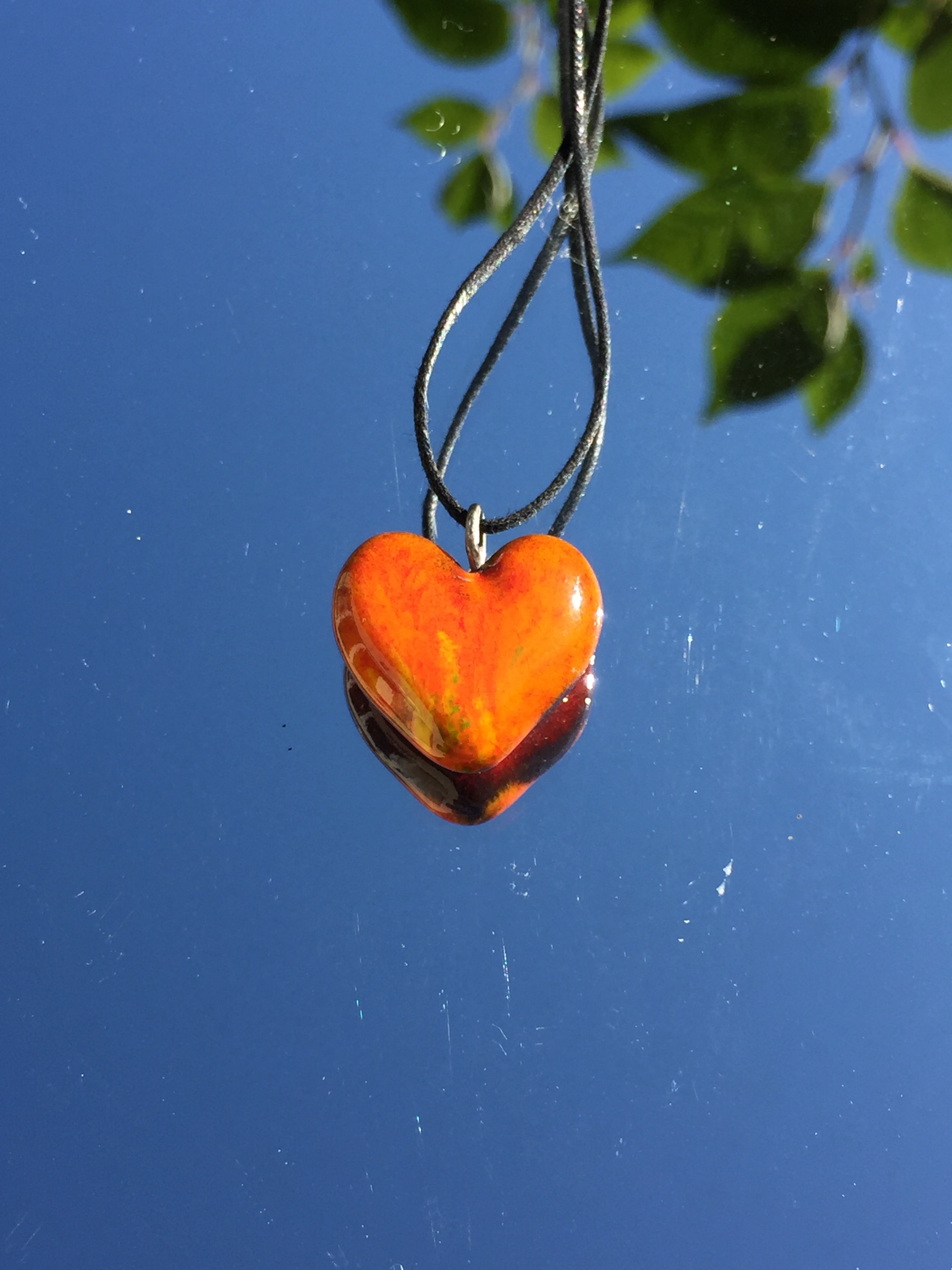Heart pendant, red glow / orange fireworks