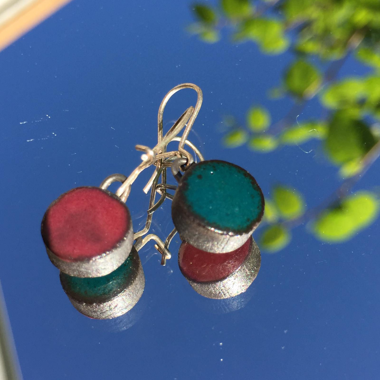 Ilopilleri,pyöreät korvakorut,riippuva viininpuna/petroli