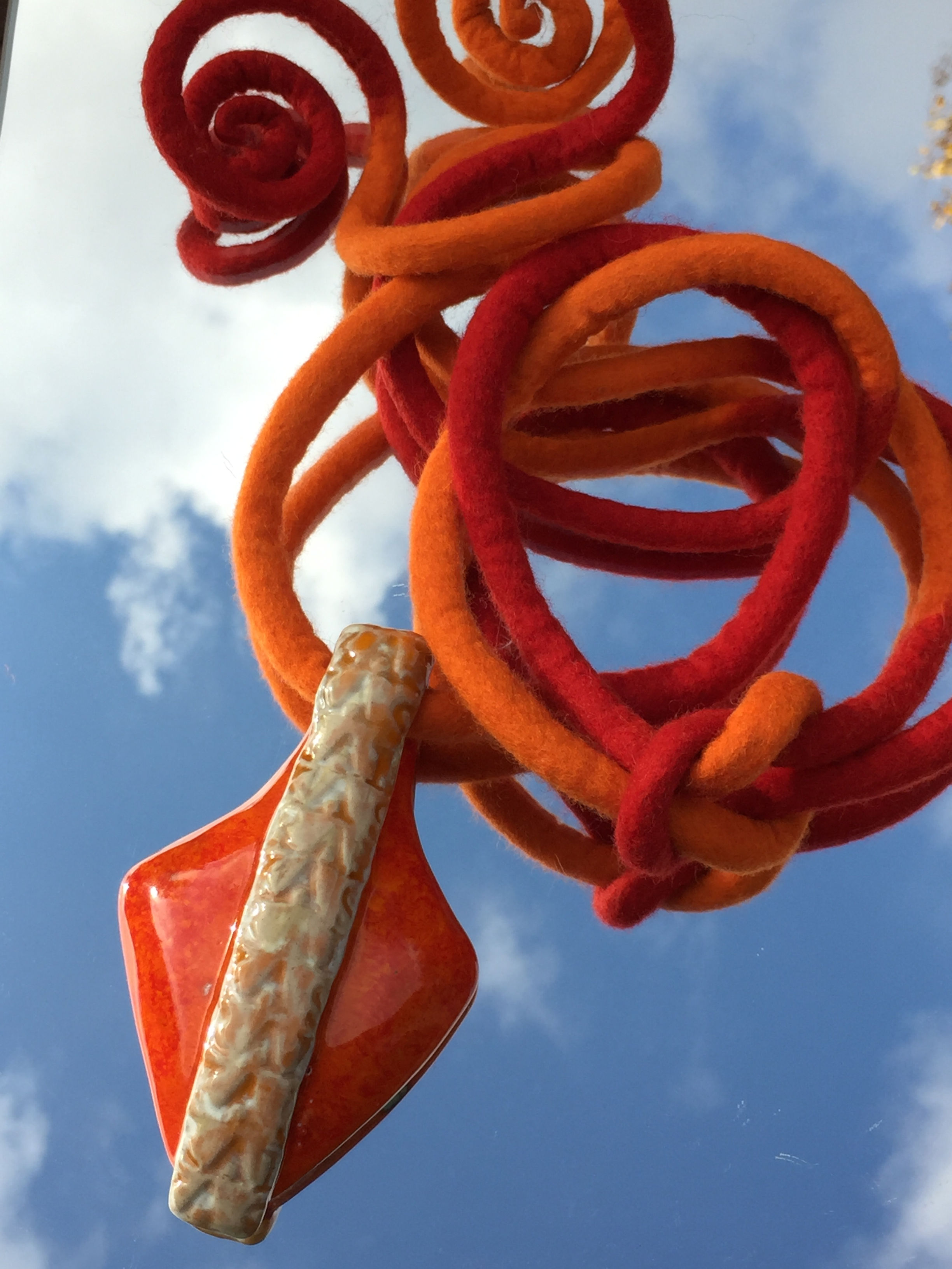 Rakas-Rakas-riipus, oranssi-beige, huopanauhalla