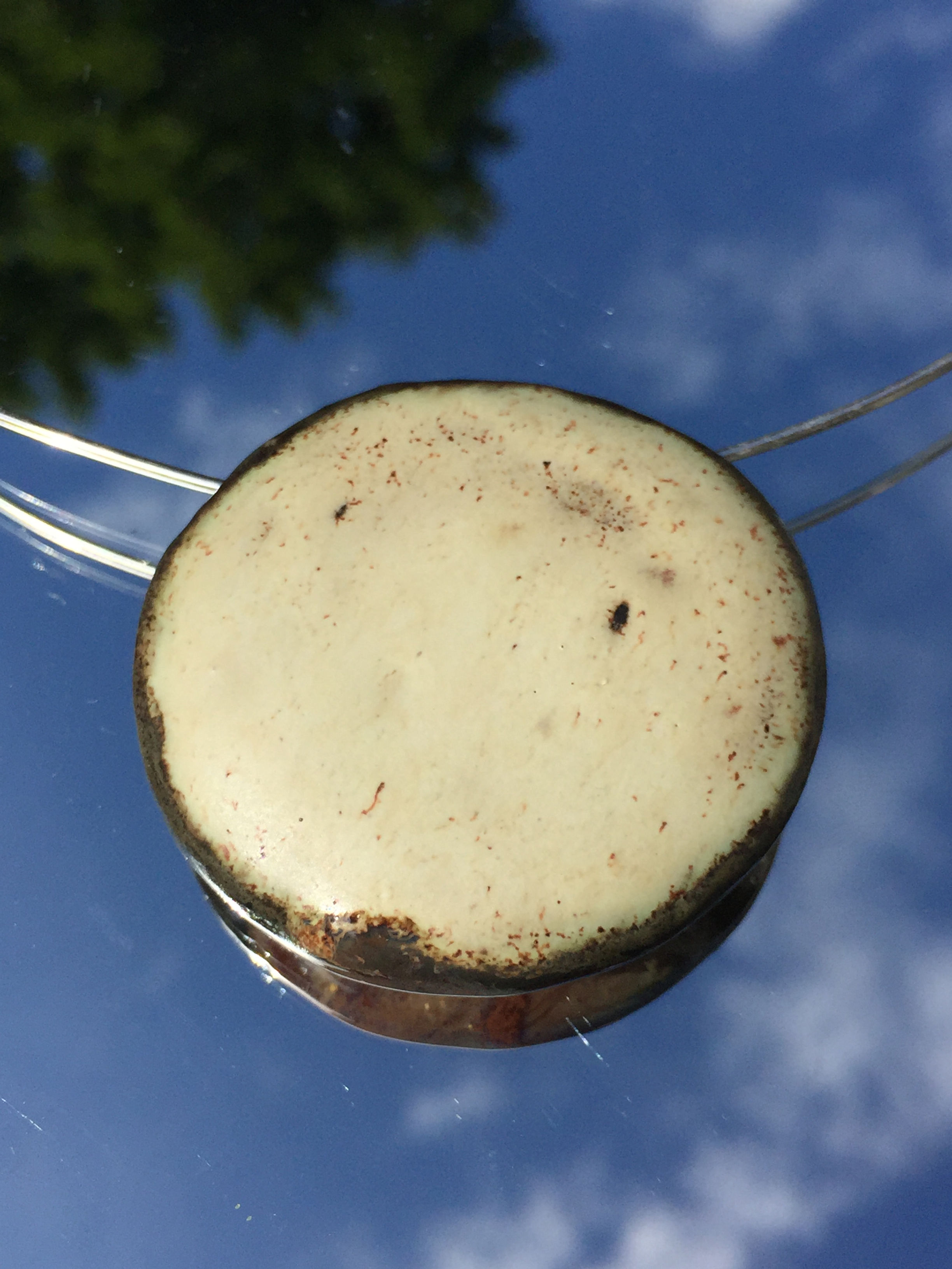 Pyöreä 3D-riipus, keskikoko, vanilja/pähkinäsuklaa