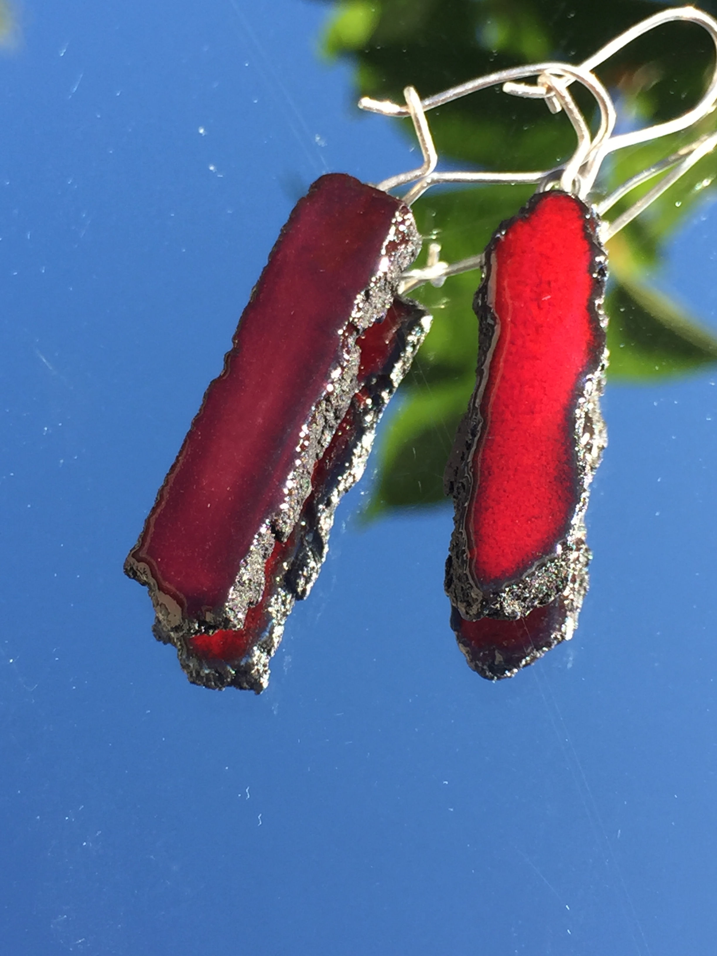 Ausų krūva, raudonas švytėjimas / bordo