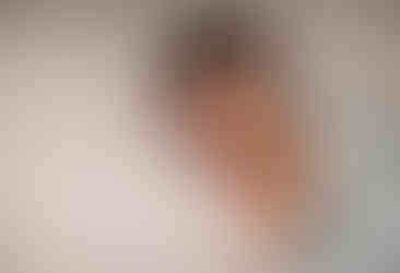 Nyfødt sovende på magen med blått teppe