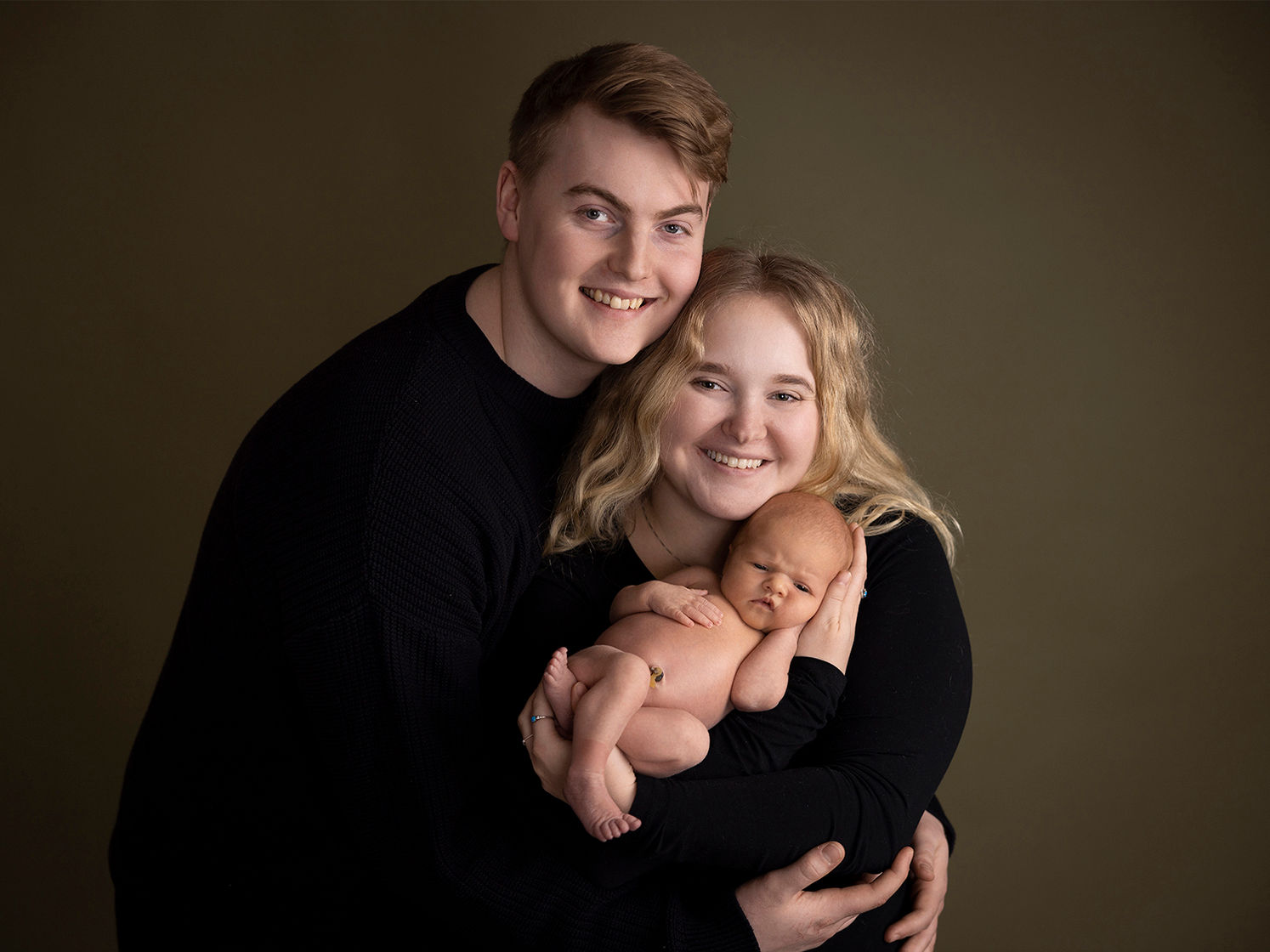 Nyfødt foto, Familie, mor, far, baby, studiofototo, Trondheim, olivengrønn