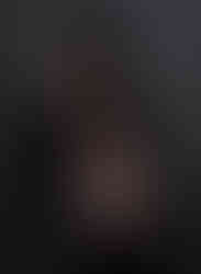 Nyfødt baby gutt i pappas favn