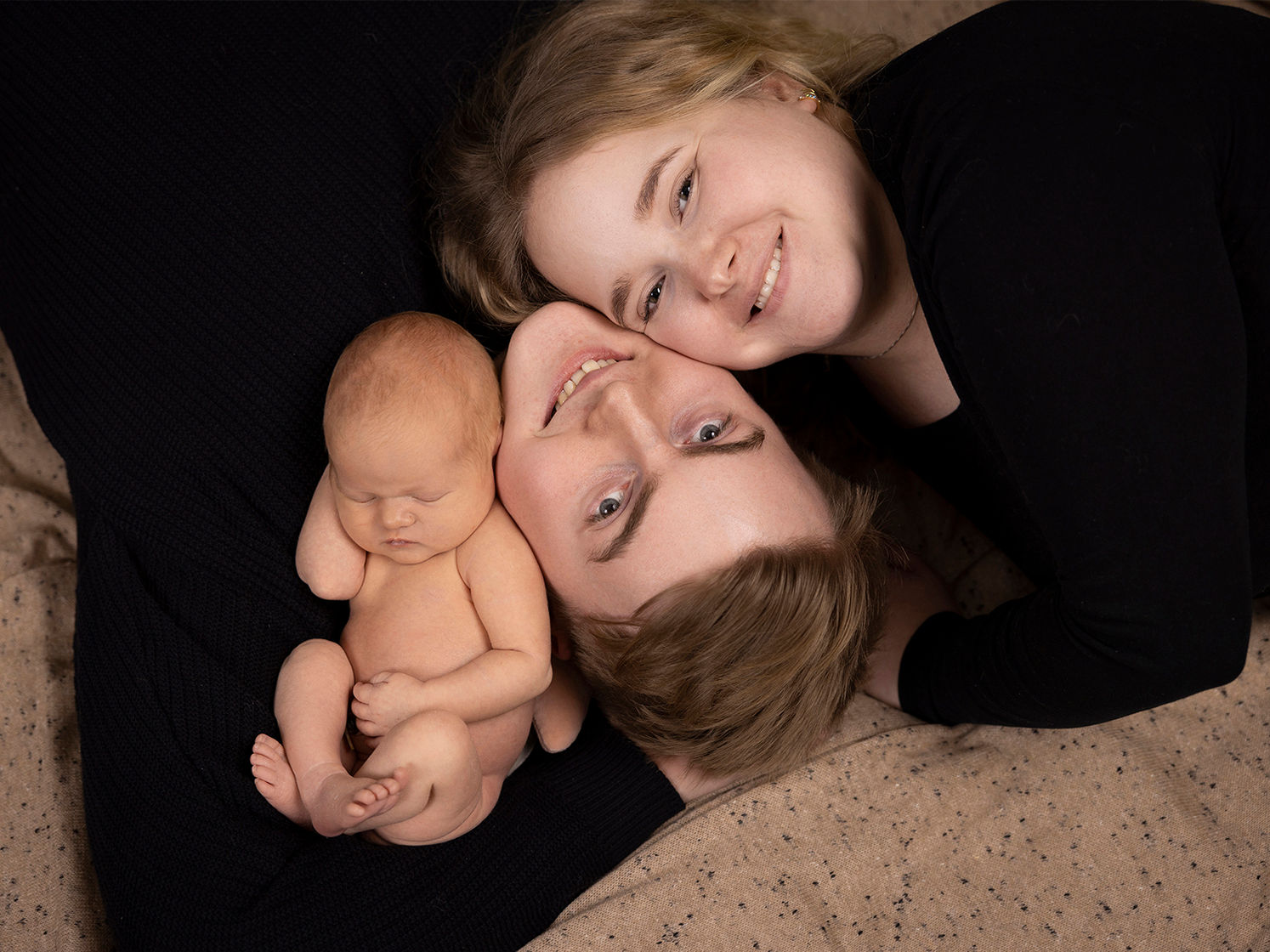 Nyfødt foto, Familie, mor, far, baby, studiofototo, Trondheim, jordfarger