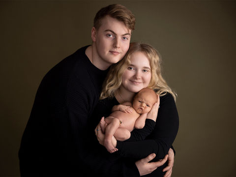 Nyfødt, familie på 3, baby i favnen, kjærlighet, olivengrønn