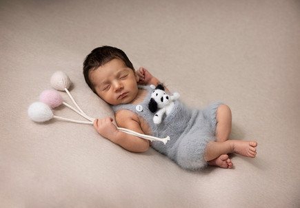 Nyfødt Baby gutt i blå selebukse med dalmatiner og ballonger