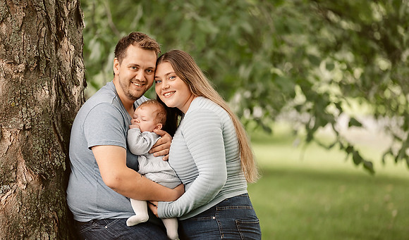 Nyfødtfoto, familie i naturen, familiekos, familiefoto