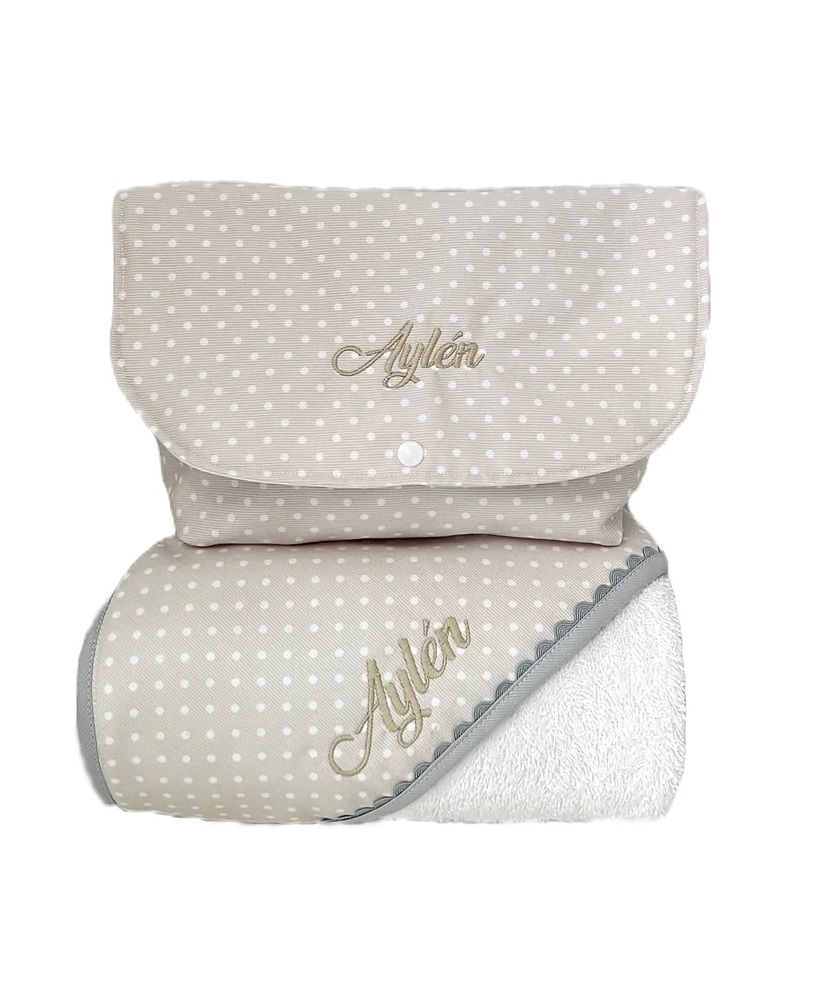 Canastilla bebé personalizada con capa de baño y neceser topitos beige