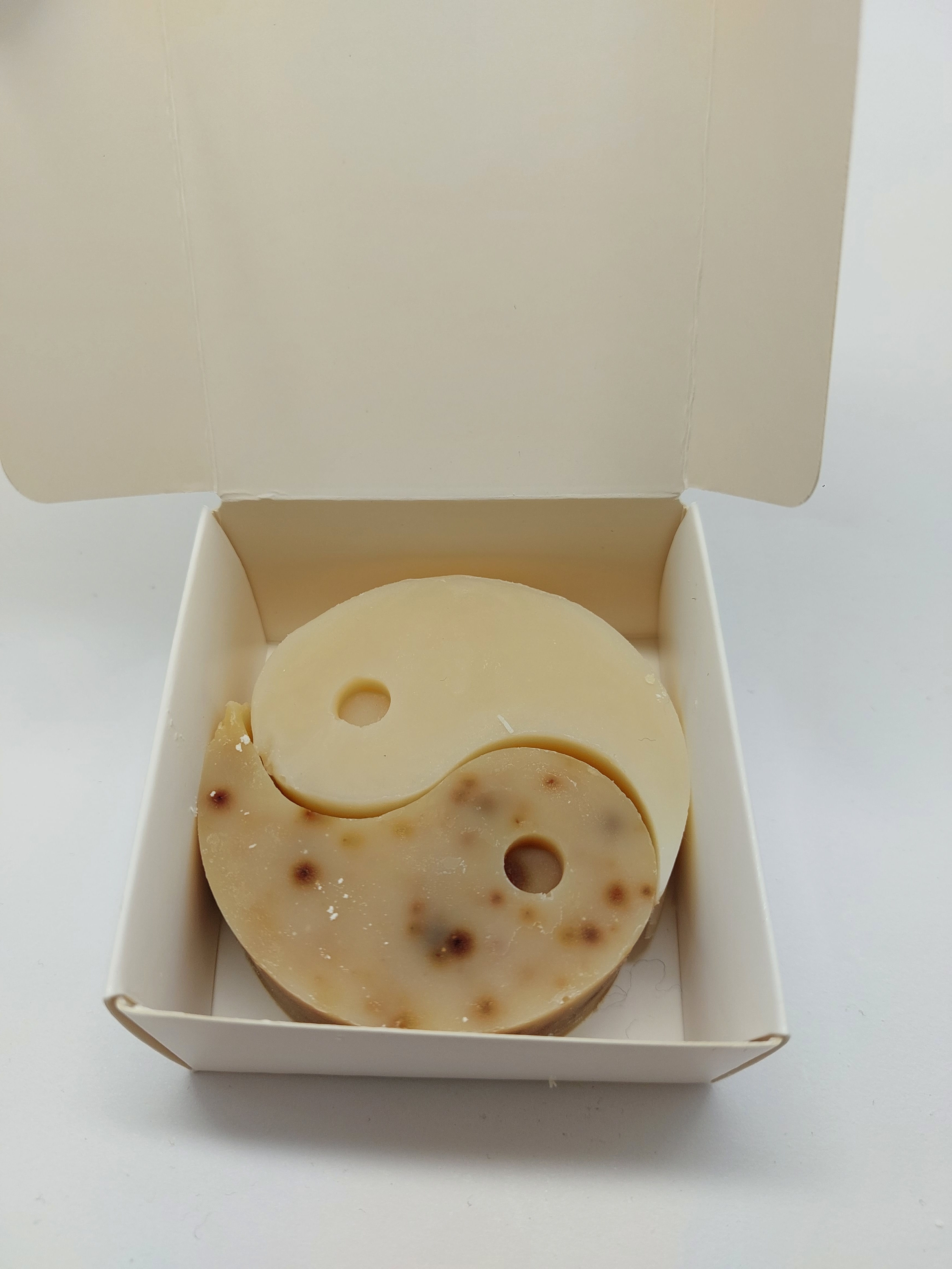 Savon à barbe Ying&Yang surgras au lait de jument Amande et Propolis/Miel