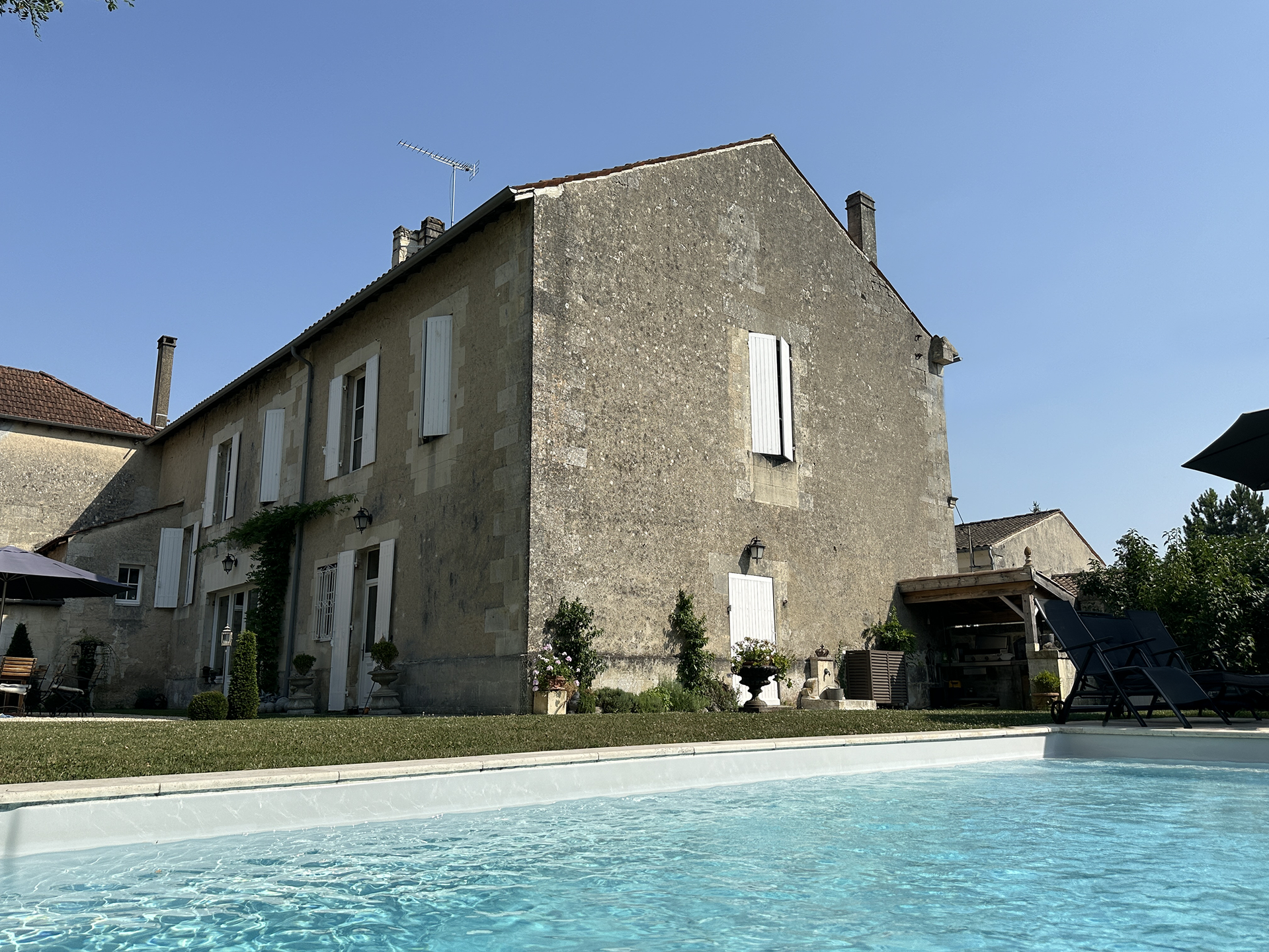 la source du logis jardin ancien chambre d'hôtes louis xvi Jonzac nature bassin fontaine statue piscine topiaire cure thermale vacances charente-maritime mer arbre pelouse xviiieme ambiance charme repos anges cherubins