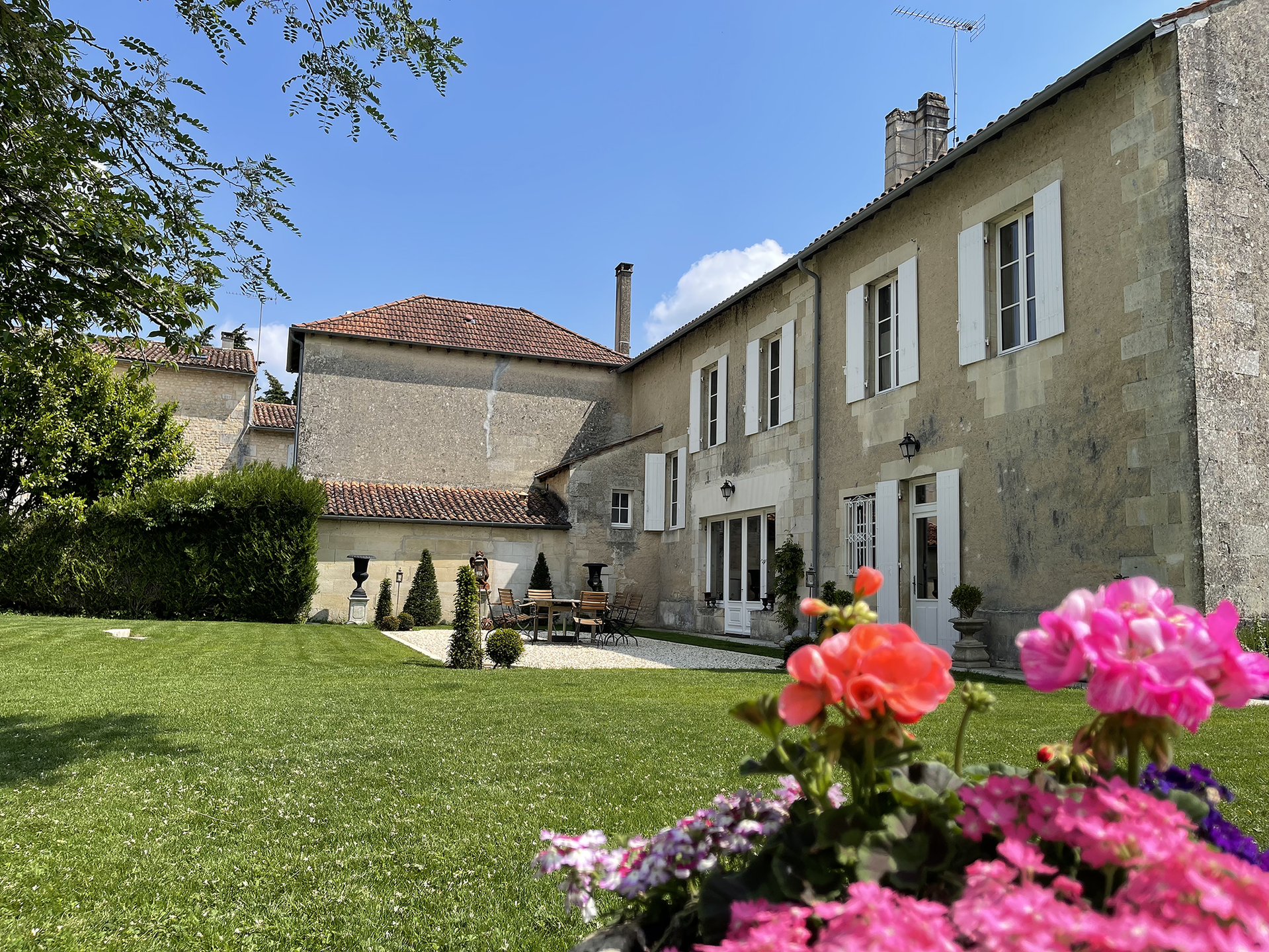 la source du logis jardin ancien chambre d'hôtes louis xvi Jonzac nature bassin fontaine statue piscine topiaire cure thermale vacances charente-maritime mer arbre pelouse xviiieme ambiance charme repos anges cherubins