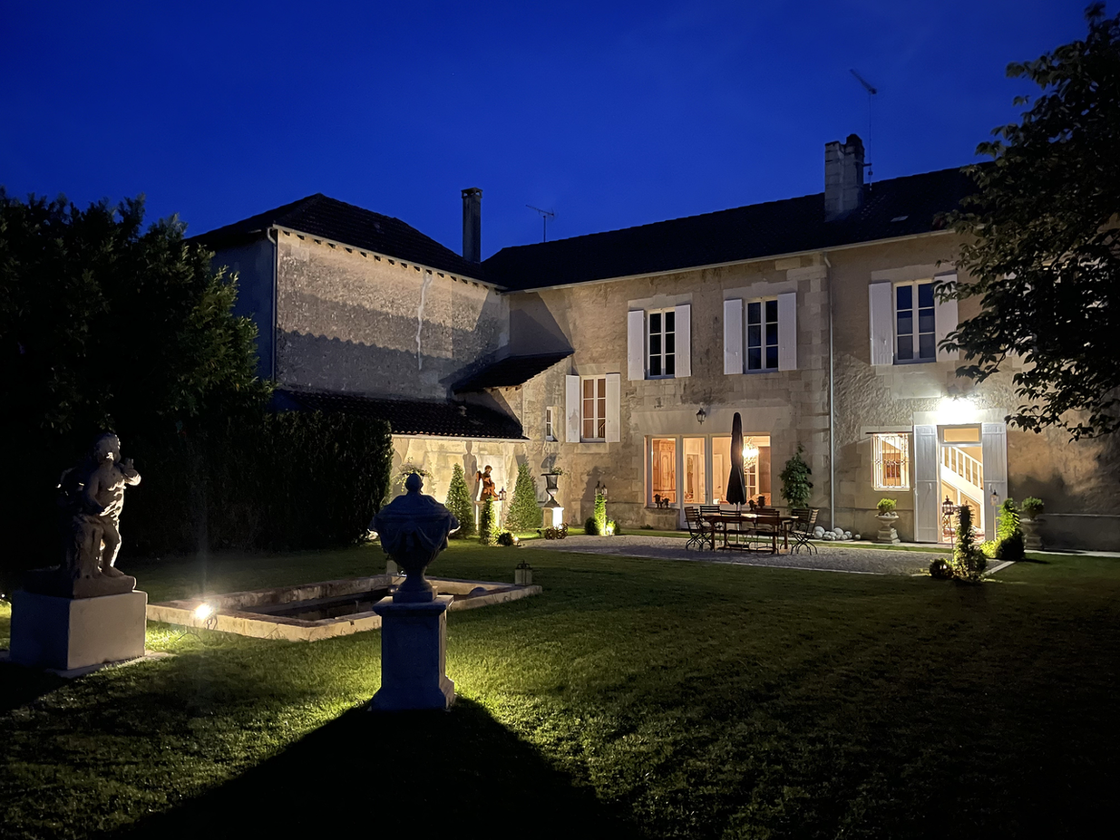 la source du logis jardin ancien chambre d'hôtes louis xvi Jonzac nature bassin fontaine statue piscine topiaire cure thermale vacances charente-maritime mer arbre pelouse xviiieme ambiance charme repos anges cherubins