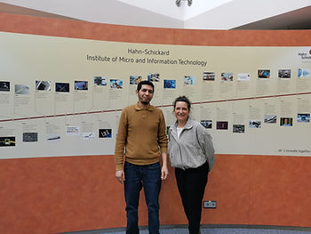 Netzwerkmanagerin Caroline Dubbert-Holzer und Mohamed Borouah bei Hahn-Schickard
