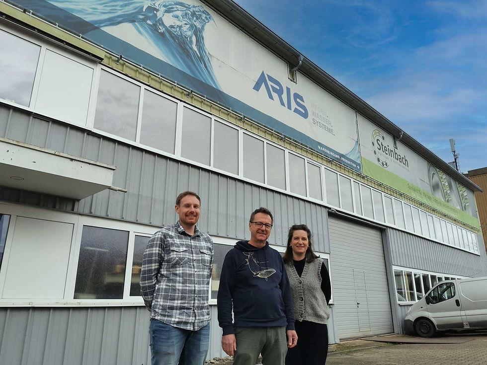 Netzwermanagement Lukas Trunck und Dr. Caroline Dubbert-Holzer zu Besuch bei Stefan Prakesch (Mitte), Aris GmbH
