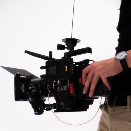 Nahaufnahme einer Kamera mit Rig und Zubehör bei einer Werbefilmproduktion.