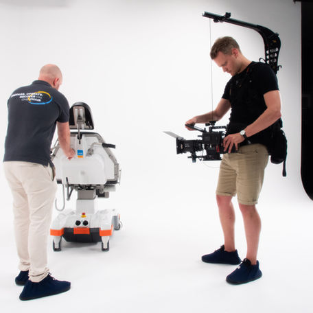 Filmcrew dokumentiert ein medizinisches Produkt mit professionellem Kamera-Setup.