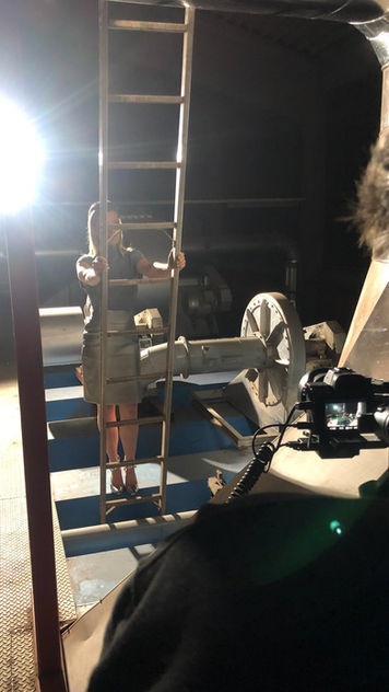 Protagonistin am Filmset.