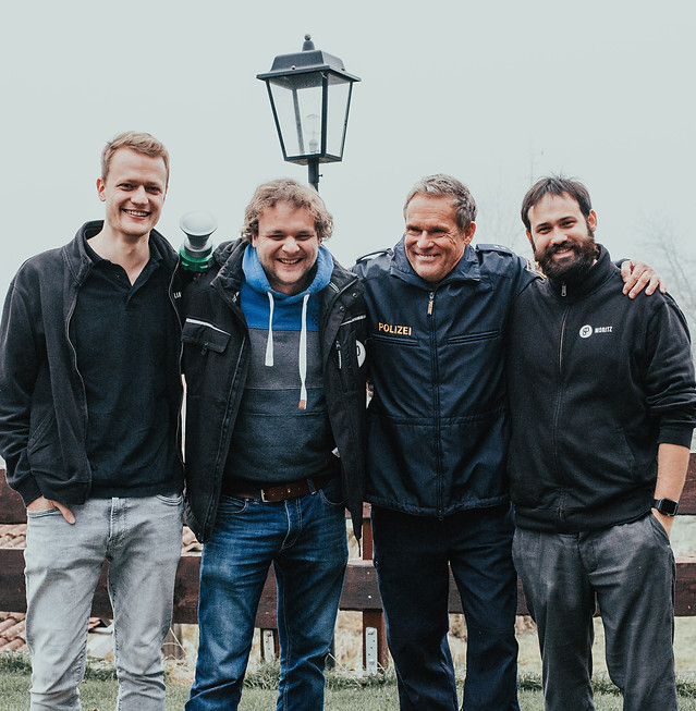 Gruppenfoto mit Christian Tramitz für eine Filmproduktion. Zeigt die Bedeutung von Teamwork für Corporate Videos, Werbefilme und Imagefilme.