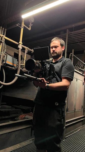 Kameramann bei industriellem Werbefilmdreh.