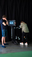 Filmcrew prüft Aufnahmen auf einem Monitor bei einer Studio-Werbefilmproduktion.