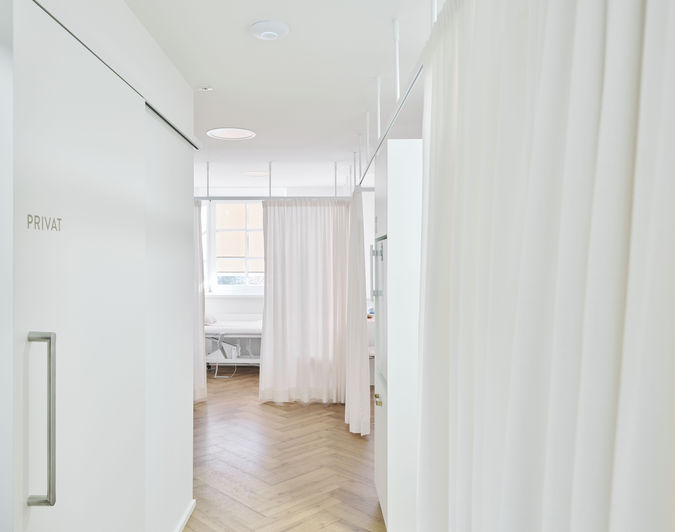 Modernisiertes Ärztehaus Dr. Liener Strasser in Schwaz, barrierefreie Praxisräume, klare Architektur, geplant von ROECK Architekten Innsbruck.