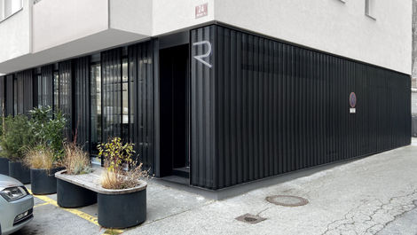 Röck Architekten, ROECK Architekten, Matthias Röck, Karlheinz Röck, Architekt Innsbruck
Selbstbewusst, reduziert, modern, nachhaltig - Ein Projekt, welches uns sehr am Herzen gelegen ist, war unser eigenes. Unser Architekturbüro befindet sich ab sofort in der Höttinger Au 24 von Innsbruck. Die Erdgeschosszone eines bestehenden Gebäudes wurde dazu auf ihren Rohbauzustand zurück gebaut und Schritt für Schritt an unsere Bedürfnisse und Vorstellungen angepasst. So entstand ein offener und sehr moderner Grundriss.
ROECK Architekten | Architekturbüro Innsbruck | Architekt Innsbruck | Architektur Innsbruck | Metallfassade | Umbau Geschäftsfläche | Architekturbüro Tirol | Architekt modern