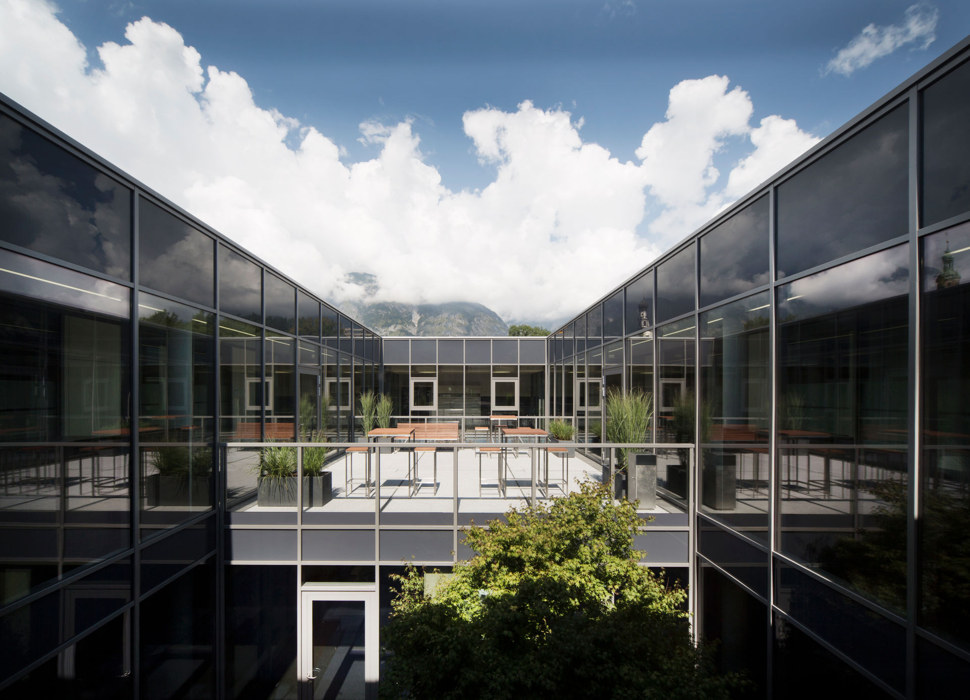 Hallhaus | Hall in Tirol | ROECK Architekten | Innsbruck | Architekt Fröschl Hall | Architekt Innsbruck | Sichtbetonfassade | Stampfbeton | Architekt Beton | Bürogebäude modern | Innenhof