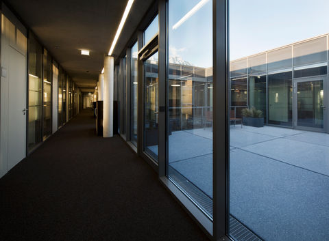 Hallhaus | Hall in Tirol | ROECK Architekten | Innsbruck | Architekt Fröschl Hall | Architekt Innsbruck | Sichtbetonfassade | Stampfbeton | Architekt Beton